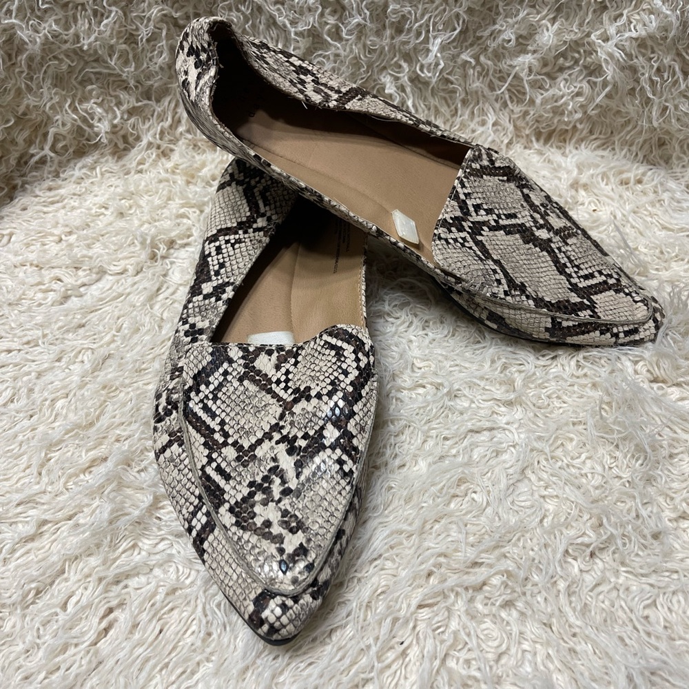 Women's Snakeskin Pattern flats - Picture 5 of 5